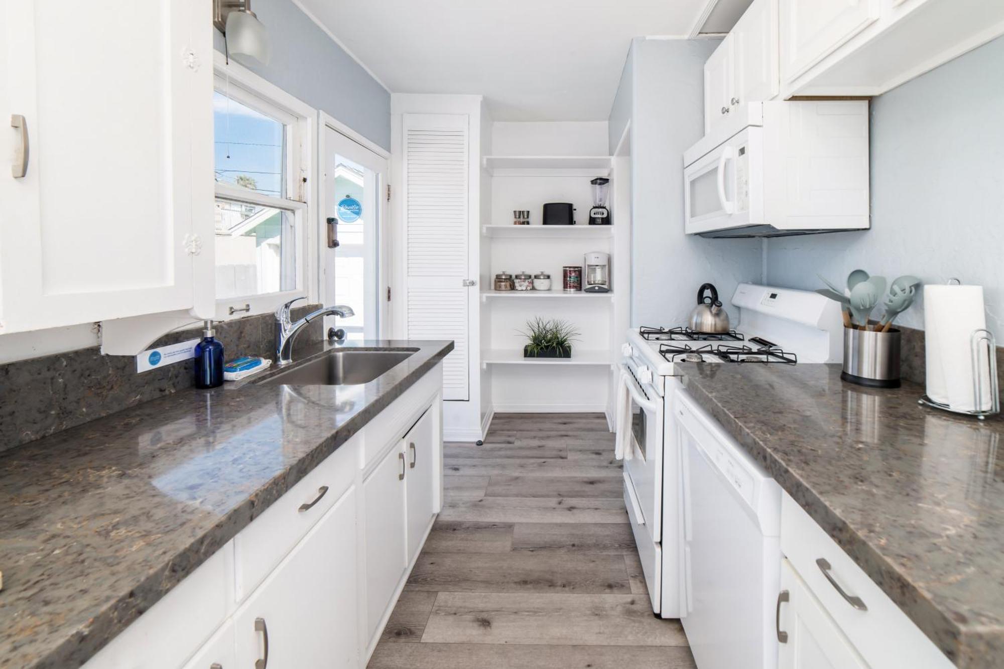 Pacific Bungalow In Oceanside With Backyard & Tiny House מראה חיצוני תמונה